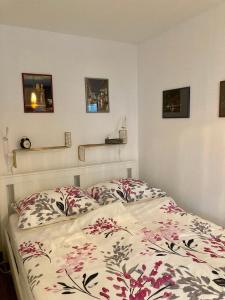 um quarto com uma cama com um edredão floral em Apartment for 2 in Margareten em Viena