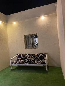 a white room with a bench in the corner of a room at تذكار in Qal'at Bishah