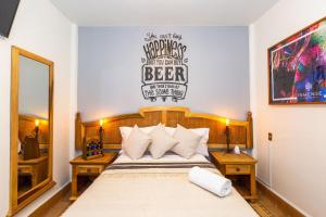 Letto o letti in una camera di Mala Vecindad Beer Hotel