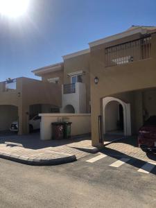 una casa con un estacionamiento delante de ella en Alwaha luxury Villa 5 Bedrooms فيلا الواحه en King Abdullah Economic City