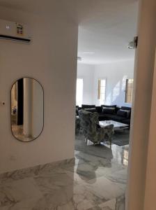 Alwaha luxury Villa 5 Bedrooms فيلا الواحه في King Abdullah Economic City: غرفة معيشة مع مرآة وأريكة