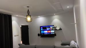a living room with a couch and a flat screen tv at تذكار in Qal'at Bishah
