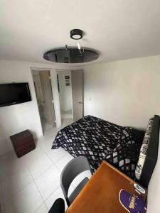 1 dormitorio con 1 cama, mesa y sillas en Apartamento en Bucaramanga, en Bucaramanga