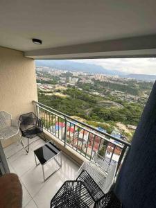 balcón con sillas y vistas a la ciudad en Apartamento en Bucaramanga, en Bucaramanga