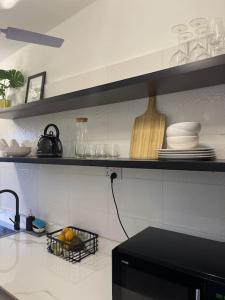 Una cocina o zona de cocina en Modern Family House with 2 bedrooms + Free Parking