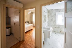 een badkamer met een wastafel en een bed in een kamer bij Family Porto in Porto