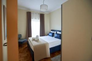 een hotelkamer met een bed en een raam bij Family Porto in Porto
