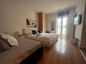 pokój hotelowy z 2 łóżkami i oknem w obiekcie Apartments Adriatic Blue w Dubrowniku
