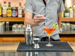 a bartender is preparing a drink on a bar at Hotel Puerto Palace in Puerto de la Cruz