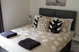 een bed met polka dot kussens erop bij 2 Bed House in Knaresborough in Knaresborough