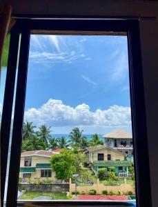 Aussicht aus dem Fenster eines Resorts in der Unterkunft Anda Seabreeze Pension Haus in Anda
