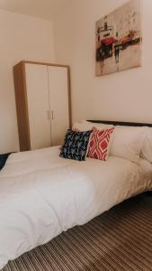 uma cama com almofadas num quarto em Hylton - 3 Bdrm Apt City Ctre sleeps 5 Ideal for Contractors em Pallion