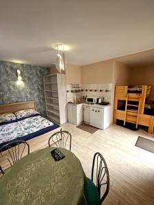 Pokój z łóżkiem, stołem i krzesłami w obiekcie Noclegi nad jeziorem BUDEX w Nysie