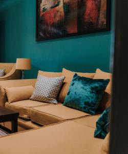 um sofá com almofadas na sala de estar em Hylton - 3 Bdrm Apt City Ctre sleeps 5 Ideal for Contractors em Pallion