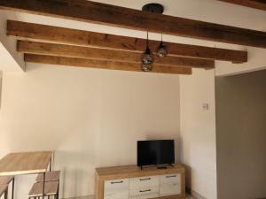 El Ático de Entrevías - Apartamento con garaje y WIFI في ليون: غرفة معيشة مع تلفزيون على الحائط