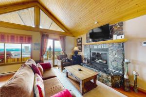 Μια τηλεόραση ή/και κέντρο ψυχαγωγίας στο Woodcutter Cabin 16