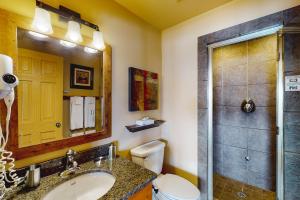 Ένα μπάνιο στο Woodcutter Cabin 16 +13 φωτογραφίες