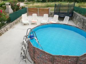 una piscina con sillas y un montón en Apartment Feruco, en Kršan