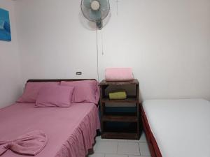 En eller flere senge i et værelse på Cabinas carol