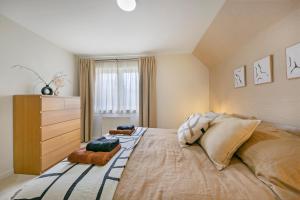 um quarto com uma cama grande e uma janela em Links Road Apartment ✪ Grampian Lettings Ltd em Aberdeen