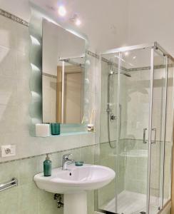 La salle de bains est pourvue d'un lavabo et d'une douche avec un miroir. dans l'établissement CinqueTerre Casa Simón La Spezia, à La Spezia