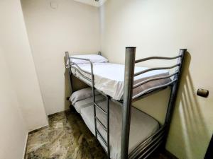een kleine kamer met 2 stapelbedden bij Apartamento El Rincón del Parque in Baena