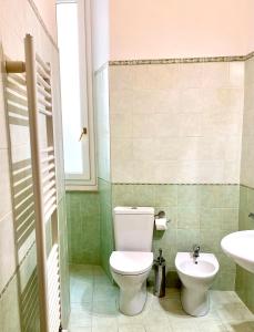 La salle de bains est pourvue de toilettes et d'un lavabo. dans l'établissement CinqueTerre Casa Simón La Spezia, à La Spezia