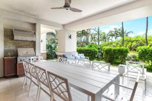 a kitchen and dining room with a table and chairs at K B M Resorts Montage Residence Pama 2206 Stunning Groundfloor 3 bed Perfect for Families Easy pool access LOccitane Amenities in Kapalua