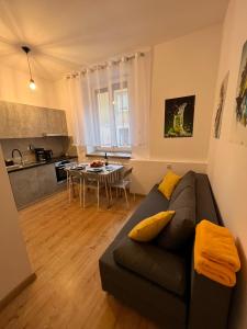 Apartamenty KoktajLOVE في كيلسي: غرفة معيشة مع أريكة وطاولة