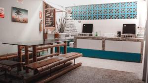 un restaurante con mesa y bancos en una habitación en Posada Cultural Bahia Sonora, en San Andrés