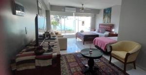 Un dormitorio con una cama y una sala de estar. en Casa Tunez, en Buenos Aires
