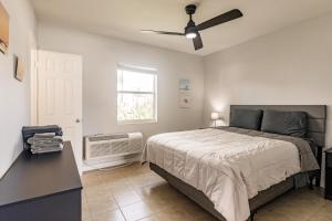 1 dormitorio con 1 cama y ventilador de techo en Cottage Near Beach, Heated Pool, Full Kitchen! en Fort Myers