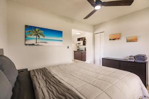 1 dormitorio con 1 cama y ventilador de techo en Cottage Near Beach, Heated Pool, Full Kitchen! en Fort Myers