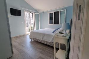 a bedroom with a bed and a desk with a lamp at Villetta con giardino in Genova