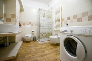 La salle de bains est pourvue de toilettes et d'un lave-linge. dans l'établissement La casa di ketty, à Matera
