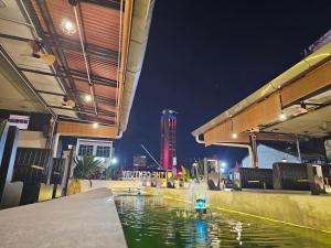 una piscina de agua con un edificio al fondo en 乔治市世纪酒店 The Century Boutique Hotel George Town en George Town