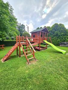 park z placem zabaw ze zjeżdżalnią w obiekcie Noclegi nad jeziorem BUDEX w Nysie