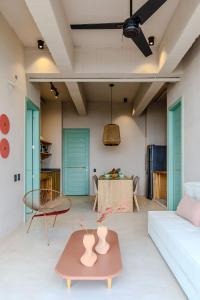 salon z kanapą i stołem w obiekcie Bondo Estudio w mieście Cartagena de Indias