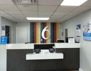 una oficina con una gran letra g en una pared en Suites Lafayette IN en Lafayette