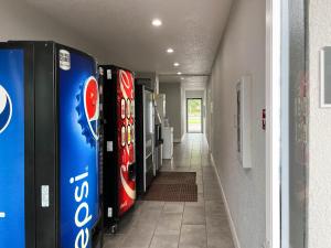 einen Flur mit Pepsi- und Koksmaschinen in der Unterkunft Suites Lafayette IN in Lafayette