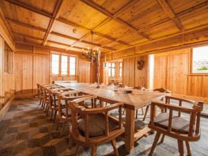 uma grande sala de jantar em madeira com uma grande mesa e cadeiras em Herr Berge Steirisch Ursprung em Brodingberg