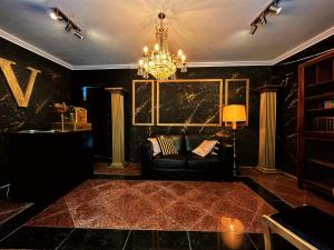 sala de estar con sofá y lámpara de araña en Alojamento VINTAGE BAIXA - TOMAR en Tomar