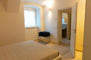 Mały pokój z łóżkiem i łazienką w obiekcie Casa vacanza TORRE w mieście Pietramurata