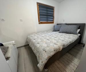 Un pat sau paturi într-o cameră la Studio apartman Kod Ruže