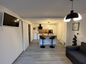 sala de estar y cocina con mesa y sofá en Studio apartman Kod Ruže en Tuhelj