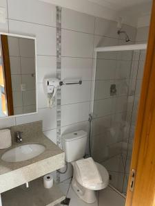 uma casa de banho com um WC, um lavatório e um chuveiro em Condominio Barretos Thermas Park - Condohotel 1242 em Barretos