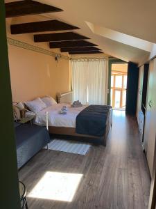 クルジュ・ナポカにあるReb Apartment - Calea Turziiのベッドルーム(大型ベッド1台、窓付)