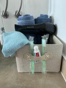 ein Korb mit Handtüchern und Zahnbürsten darin in der Unterkunft Villa LaBelle Vera in Vodice