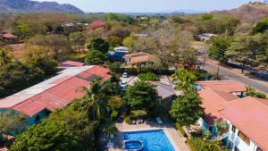 vista aerea di un resort con piscina di Gated Single Storey Condo a Coco