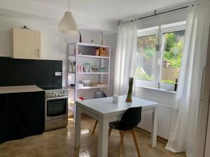 cocina con mesa blanca y ventana en Ruhige Wohnung am Rande des Naturschutzgebietes en Ingelheim am Rhein